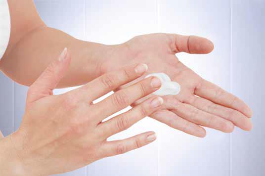 Hände mit Handlotion - Handlotionspender PureLine Handlotion - Für Schutz und Pflege der Hände - CleanUp Mietservice 