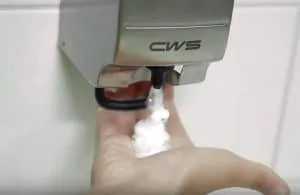 Der Schaumgenerator erzeugt einen mikrofeinen Schaum, der direkt in die Handfläche fließt Schaumseifenspender Paradise Stainless Steel Foam Slim Edelstahl mit Hand Spenderbenutzung