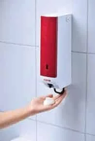 Hand entnimmt Seifenschaum aus Seifenschaumspender- Seifenschaum reduziert Seifen- und Wasserverbrauch - Seifenschaumspender Paradise Foam Slim - CleanUp-Mietservice