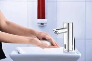 Hände beim Waschen mit Seifenschaum - Seifenschaumspender Paradise Dry Foam am Waschbecken - Seifenschaum reduziert Seifen- und Wasserverbrauch