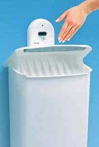 Hygienebehälter Non-Touch weiß mit Hand auf blauem Hintergrund für für die umweltfreundliche Entsorgung von Hygieneartikeln im günstigen Mietservice von CleanUp