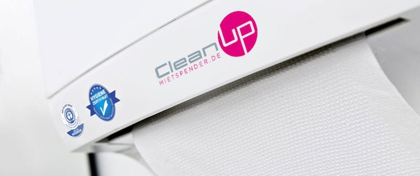 CWS-Stoffhandtuchspender_Ausschnitt mit Aufschrift CleanUp und Logo Blauer Engel