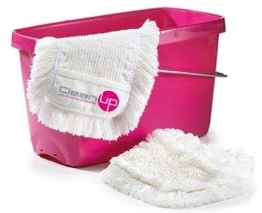 Putzeimer pink mit weißem Mopp (Aufschrift CleanUp)