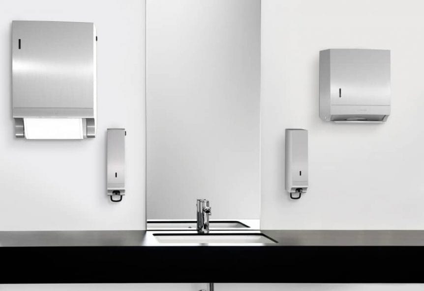 Moderner Waschraum mit Spendersystemen aus Edelstahl