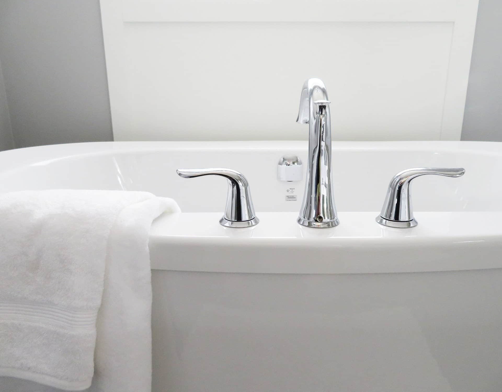 modernes Waschbecken in weiß mit weißem Frotteehandtuch modernes Waschbecken in weiß mit weißem Frotteehandtuch