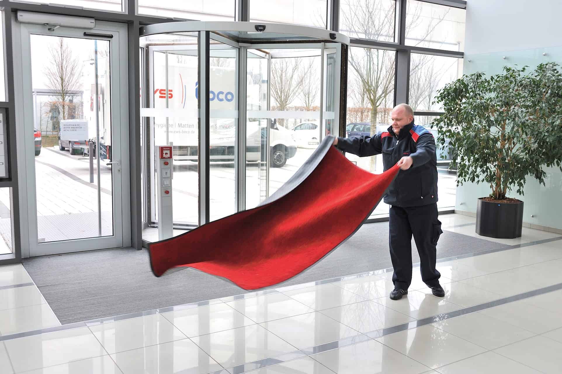 Foto zeigt Mattentausch durch einen Service-Mitarbeiter - bundesweiter Mietservice - Mieten statt Kaufen - nachhaltig für jede Branche