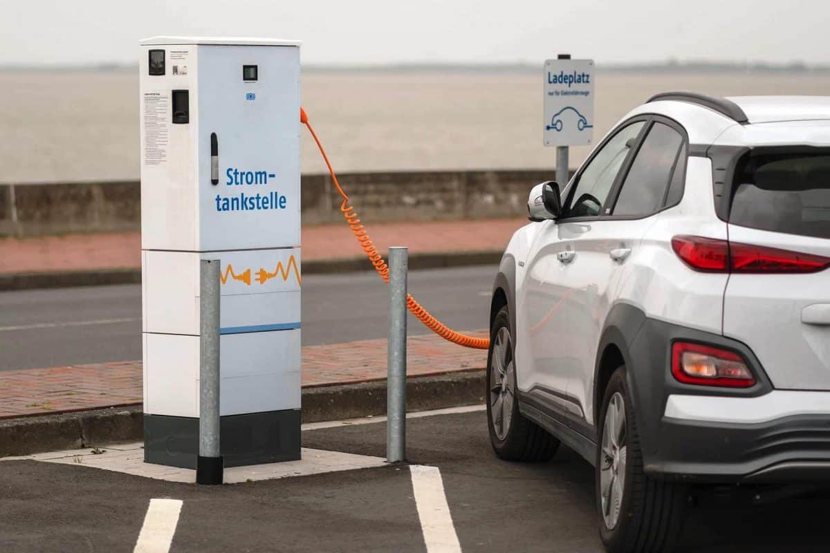 Elektromobil in weiss an einer Ladesäule (Stromtankstelle)