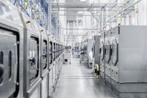 Blick in einen Wäscherei-Großbetrieb mit groß dimensionierten Waschmaschinen
