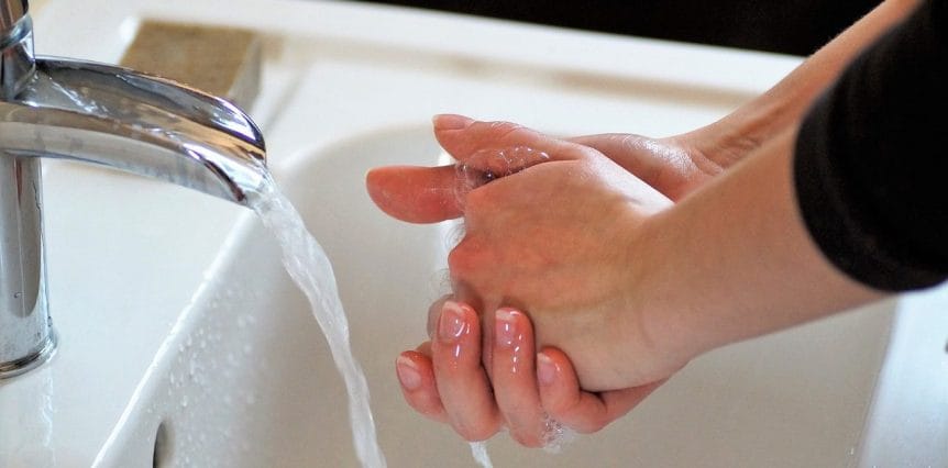 Händewaschen mit Seife am Waschbecken